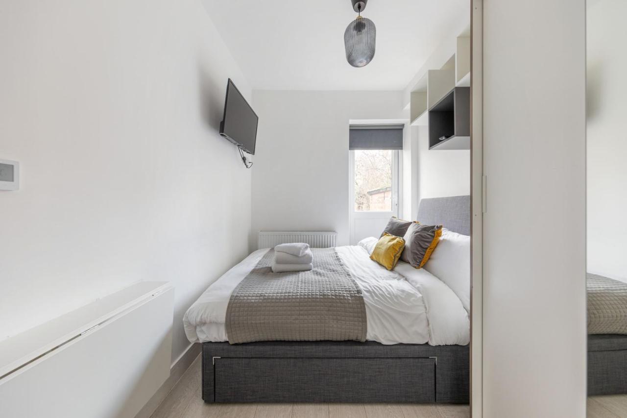 Functional Double With An Ensuite Toilet And Shower Near Tube And Bus Stations London Exteriör bild
