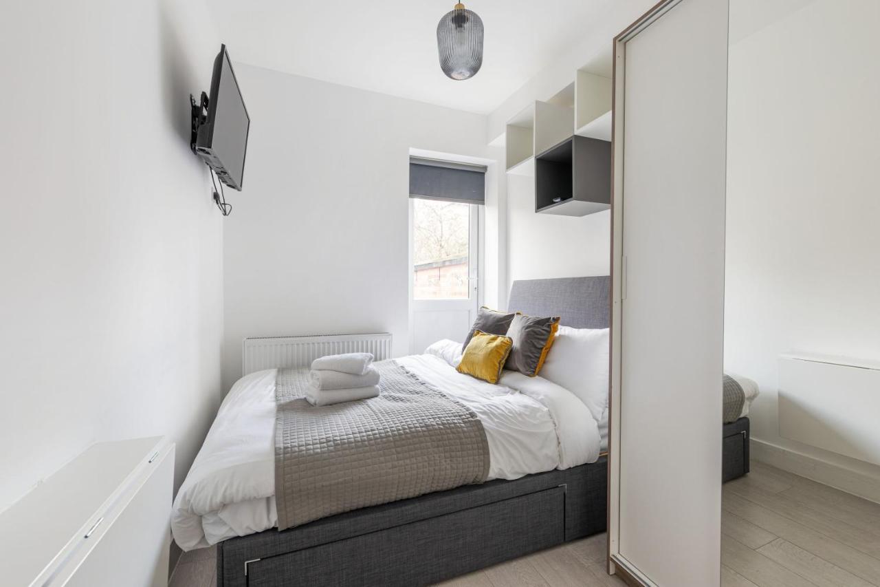 Functional Double With An Ensuite Toilet And Shower Near Tube And Bus Stations London Exteriör bild