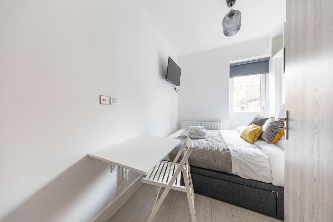 Functional Double With An Ensuite Toilet And Shower Near Tube And Bus Stations London Exteriör bild